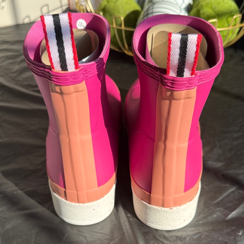 Hunter Women's Fuchsia Rain Boots - Picture 2 of 5